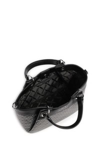 Borsa a mano nera con un motivo geometrico, caratterizzata da un ampio interno foderato in tessuto nero, manici robusti e dettagli in metallo argentato.