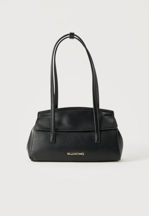 Μαύρη δερμάτινη τσάντα ώμου Valentino με δύο μακριά λουριά και χρυσό λογότυπο στο μπροστινό μέρος, πάνω σε λευκό φόντο.