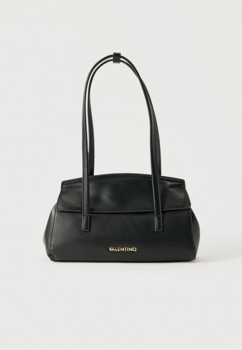 Μαύρη δερμάτινη τσάντα ώμου Valentino με δύο μακριά λουριά και χρυσό λογότυπο στο μπροστινό μέρος, πάνω σε λευκό φόντο.