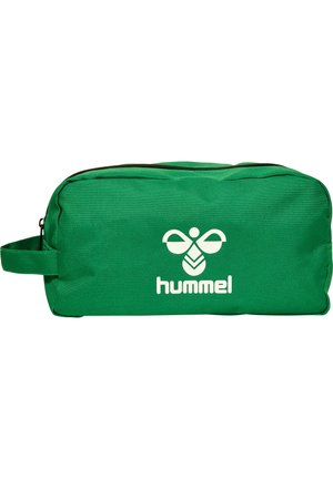 Grøn rektangulær stof toilettaske med lynlås og hvidt Hummel bi-logo og tekst på frontpanelet.