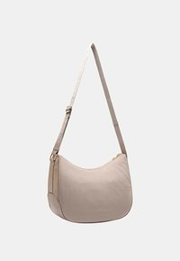 Borsa a spalla beige con forma arrotondata, materiale liscio, tracolla regolabile e zipper oro. Presenta un design minimalista e senza motivi.