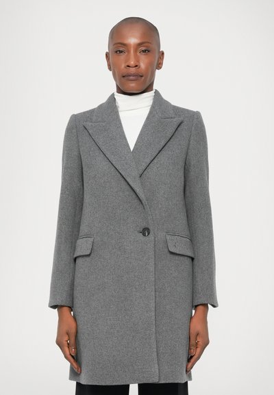 Cappotto grigio di lana con revers a punta, chiusura a un bottone e due tasche frontali. Tessuto liscio e vestibilità sartoriale.