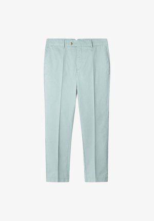 Pantalones de algodón azul claro con diseño de pierna recta, pliegues en la parte delantera y cierre de un solo botón en la cintura. Bolsillos planos en los laterales.