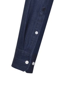 Mörkblå denimskjortärm med knappmanschett, synlig sömnad och en slät textur med en klassisk design.