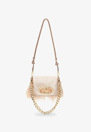 Beige leren handtas met een gemêleerd bontaccent, gouden hardware en een chunky kettinghengsel. Eenvoudige sluiting met een klipsluiting aan de voorkant.