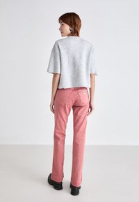 Wrangler FLARE - Flared Jeans - washed red