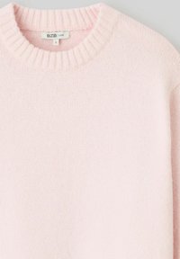 Pull en tricot rose clair avec col et poignets côtelés, présentant une coupe ample et une texture douce, étiqueté "BZB LOOSE" taille large.
