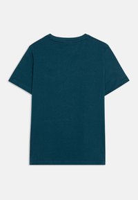 T-shirt à manches courtes en coton teal foncé. Encolure classique, couleur unie sans motifs ni embellissements visibles. Texture lisse.