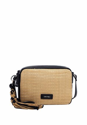 Rechthoekige beige geweven crossbodytas met zwarte bies, verstelbare riem, zwarte kralen en kwastdecoratie, en een klein merkje aan de voorkant.