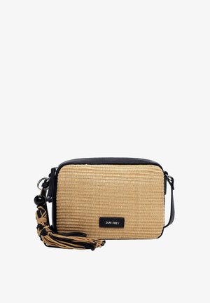 Rechthoekige beige geweven crossbodytas met zwarte bies, verstelbare riem, zwarte kralen en kwastdecoratie, en een klein merkje aan de voorkant.