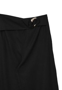 Pantaloni neri con cintura in tessuto annodata, caratterizzata da una fibbia circolare metallica. Il materiale appare liscio con un design pulito.