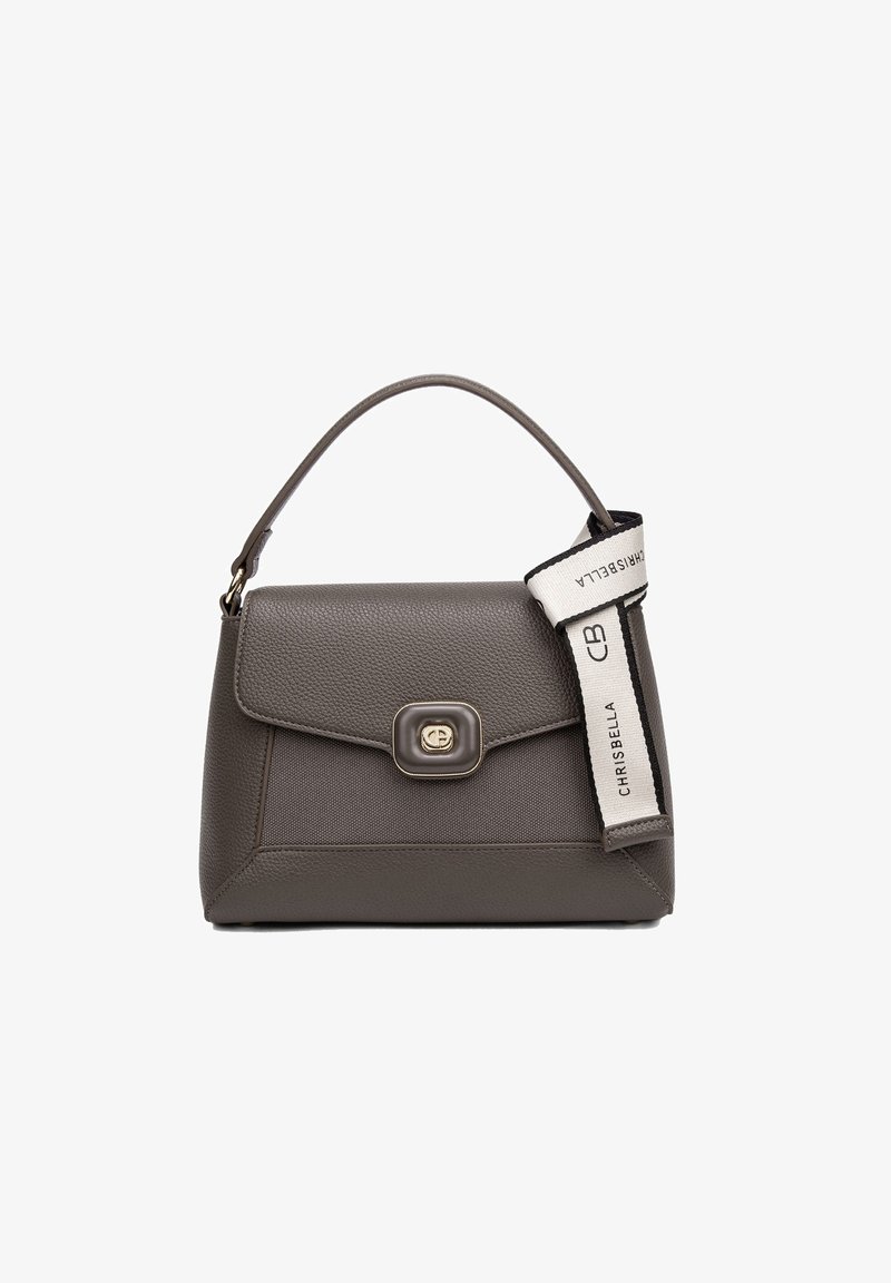 Sac à main gris avec une texture en cuir granuleux, design structuré, poignée supérieure, quincaillerie dorée et une étiquette en tissu avec le nom de la marque.
