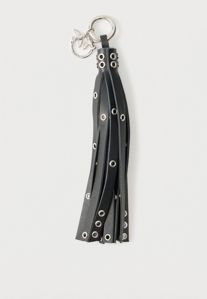 Μπρελόκ από μαύρο δέρμα με φούντα, ασημένιες ροδέλες και ασημένιο δαχτυλίδι με ένα μικρό γούρι πουλιού.