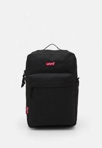 Schwarzer Rucksack aus strapazierfähigem Stoff, mit einem oberen Griff, einer Fronttasche und rotem Levi's-Logo. Einfaches rechteckiges Design mit verstellbaren Trägern.