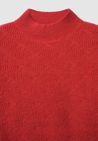 Roter gestrickter Pullover mit hohem Rippenkragen und strukturiertem Muster aus ineinandergreifenden Schlaufen. Weiches Garn mit einem gemütlichen, warmen Aussehen.
