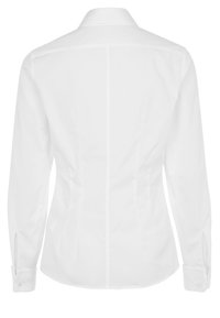 Camicia bianca a maniche lunghe con una vestibilità sartoriale, dotata di un colletto a punte e polsini con bottoni; texture liscia e dettagli di cucitura verticale.