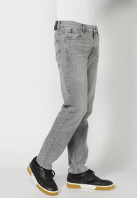 Koroshi STRETCH  - Pieguloša piegriezuma džinsi - denim gris   grey denim