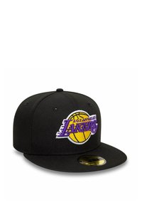 Gorra de béisbol negra con visera plana, que presenta un logotipo bordado de Los Angeles Lakers en púrpura y amarillo en la parte frontal.