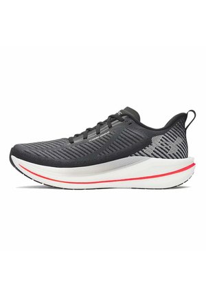 Schwarzer und grauer Laufschuh mit weißen Zwischensohlen und rotem Streifen, Schnürdesign und Markenlogo an Ferse und Seite.