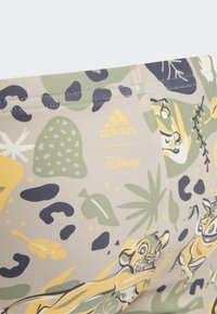 adidas Sportswear DISNEY LION KING - Pantalón de baño - beige semi spark tent green   carbon