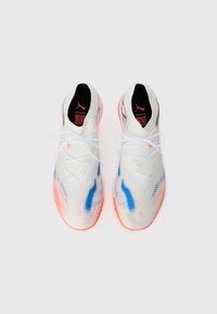 Weisse Sportschuhe mit blauen und orangefarbenen Akzenten. Verfügt über eine strukturierte Oberfläche, Schnürung und eine gepolsterte Sohle. Logo auf der Innensohle.