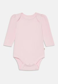 Combi-short à manches longues pour bébé en tissu côtelé rose doux, avec un col arrondi et des pressions en bas pour faciliter l'habillage.