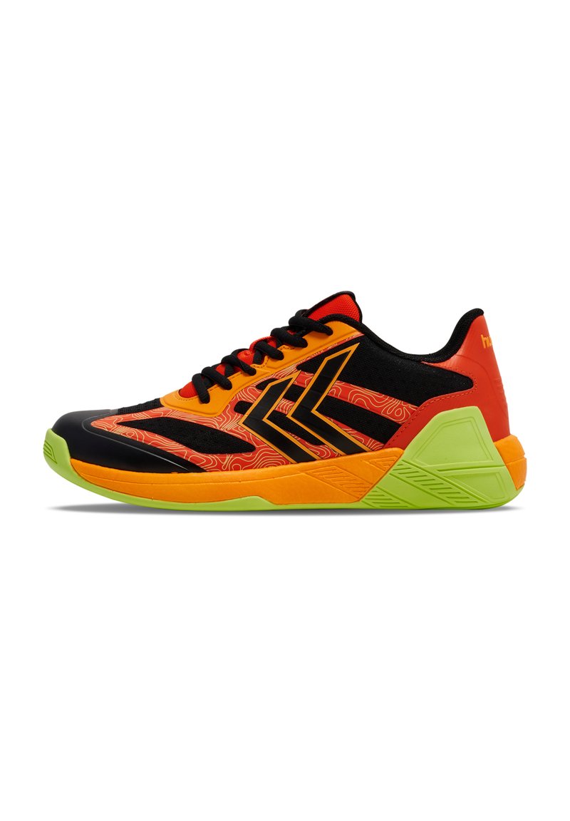 Sportschoenen met een zwarte mesh bovenkant en oranje accenten, een golvend patroon, een felgroene zool en een gevoerde kraag voor comfort.