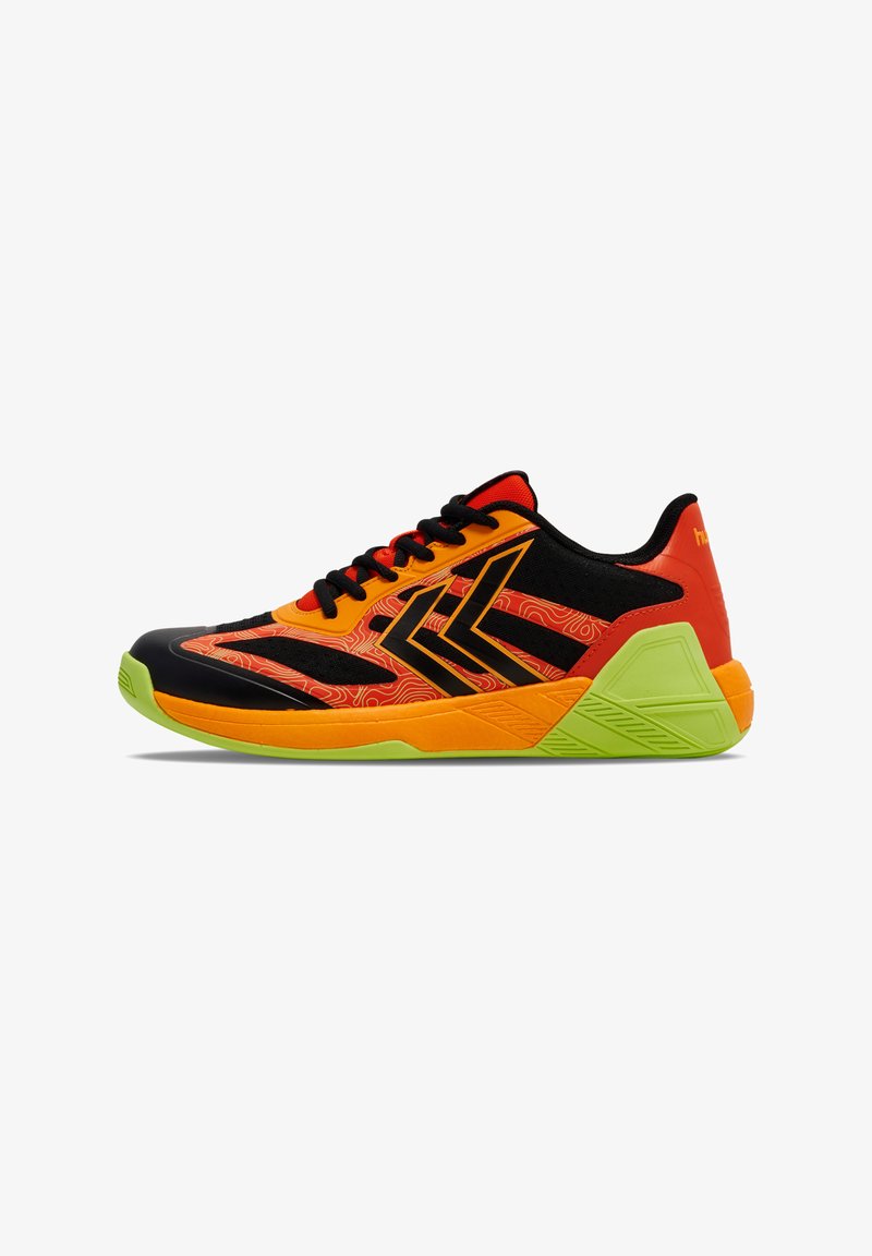 Sportschoenen met een zwarte mesh bovenkant en oranje accenten, een golvend patroon, een felgroene zool en een gevoerde kraag voor comfort.