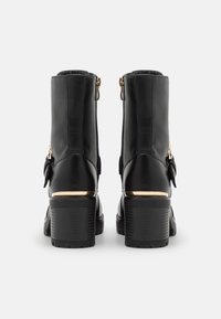 Versace Jeans Couture Šněrovací kotníkové boty - black