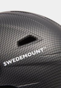 Sort hjelm med et tekstureret carbonfiber-mønster. Har et ventilationshul og "SWEDEMOUNT™" logo i hvid. Glat overfladefinish.