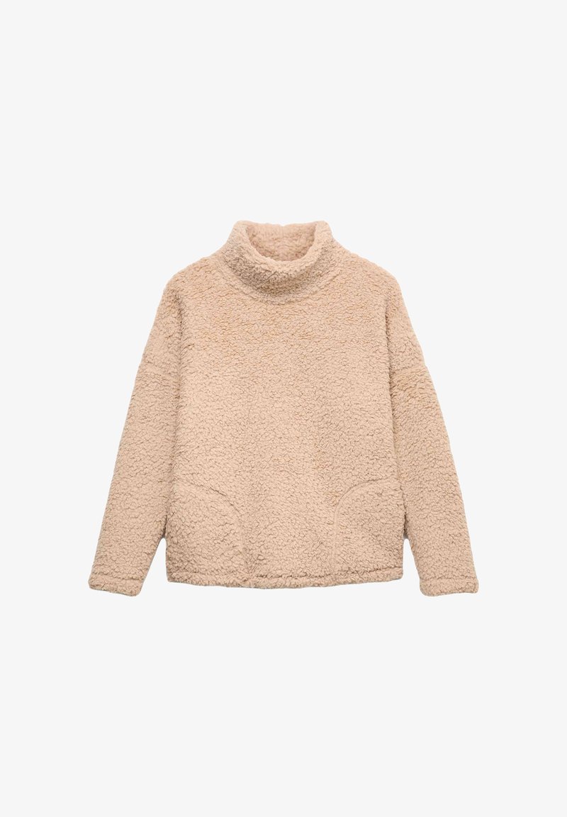 Maglione beige, morbido, con collo alto e tessuto lavorato. Presenta due tasche frontali e una vestibilità rilassata. Maniche lunghe, senza motivi distintivi.