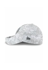 Graue Camouflage-Baseballmütze mit gebogenem Schirm, gesticktem Logo auf der Vorderseite und kleinem Logo an der Seite. Hergestellt aus Stoff mit einer strukturierten Oberfläche.
