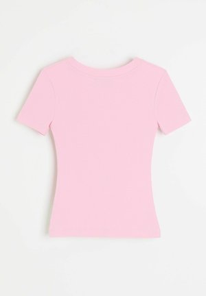 Jasnoróżowa, krótkorękawowa, prążkowana dopasowana koszulka z okrągłym dekoltem na białym tle.