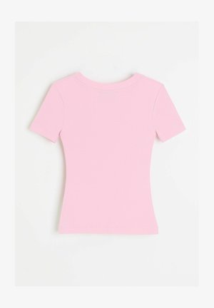 Jasnoróżowa, krótkorękawowa, prążkowana dopasowana koszulka z okrągłym dekoltem na białym tle.