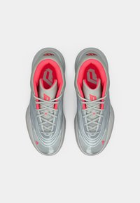 Ezüst sportcipők sima dizájnnal, élénk rózsaszín belső résszel, textúrált felülettel, valamint fekete díszítésekkel az oldalakon és a nyelvén.