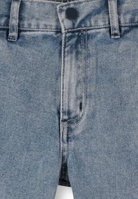 Jeans in denim blu chiaro con un classico design a cinque tasche, chiusura con bottone e leggeri effetti di scoloritura sul tessuto.