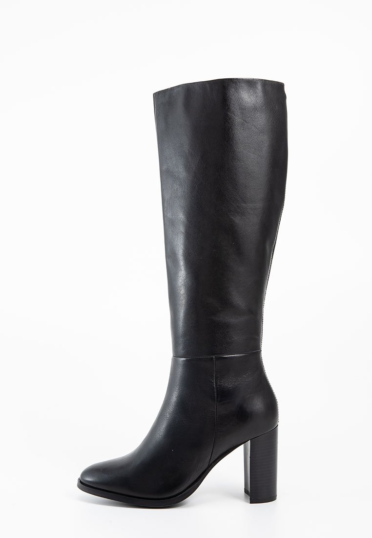 Czarne skórzane kozaki do kolan o gładkim wykończeniu, zaokrąglonym nosku i masywnym obcasie. Posiadają dopasowaną cholewkę i minimalistyczne akcenty w designie.