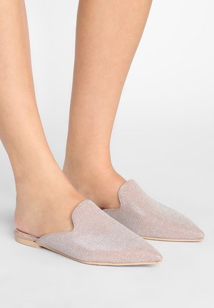 Metallinhohtoisen vaaleanpunaisesta kankaasta valmistetut, kärjestä terävät slip-on-kengät, joissa on teksturoitu pinta ja avoin takaosa tasapohjalla.