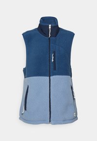Bezramenní modrý fleece vest s předním zipem, vysokým límcem, náprsní kapsou a dvěma bočními kapsami na zip ve tmavších a světlejších modrých odstínech.