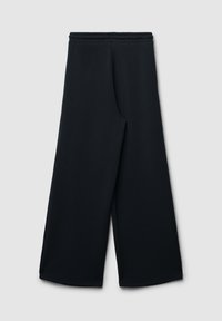 Schwarze weite Hosen aus weichem Stoff mit Gummibund und Seitentaschen, die ein einfaches, klareres Design aufweisen.