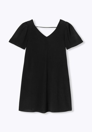 Robe noire à manches courtes avec un décolleté en V, présentant une coupe ample, un tissu doux et un détail de bride dans le dos. Texture lisse et design minimaliste.