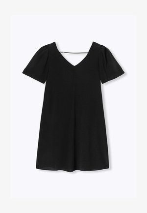 Robe noire à manches courtes avec un décolleté en V, présentant une coupe ample, un tissu doux et un détail de bride dans le dos. Texture lisse et design minimaliste.