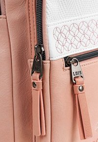 Mochila de imitación de cuero rosa con panel texturizado blanco, que presenta un cremallera negra en contraste, herrajes plateados y un detalle de costura decorativa.