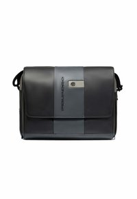 Schwarze und graue Leder-Piquadro-Umhängetasche mit Klappenverschluss und verstellbarem Schultergurt vor einem weißen Hintergrund.