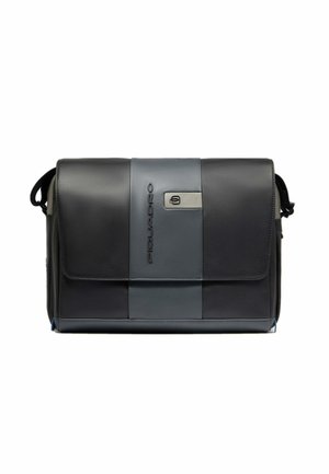 Schwarze und graue Leder-Piquadro-Umhängetasche mit Klappenverschluss und verstellbarem Schultergurt vor einem weißen Hintergrund.