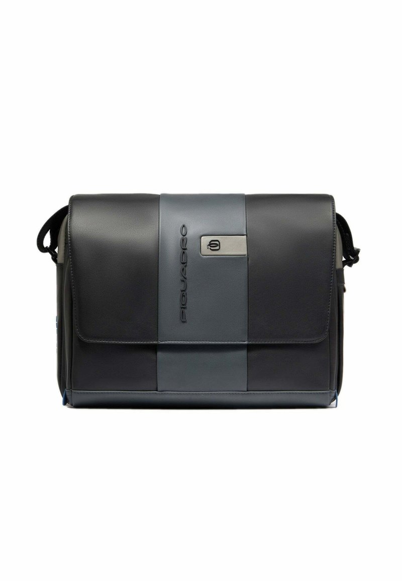 Schwarze und graue Leder-Piquadro-Umhängetasche mit Klappenverschluss und verstellbarem Schultergurt vor einem weißen Hintergrund.