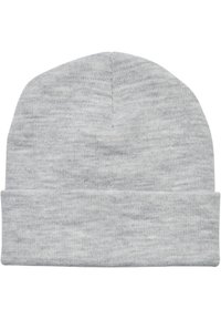 Grå stickad mössa med uppvikt kant, med en slät textur och en enkel design, tillverkad av ett mjukt, elastiskt material.