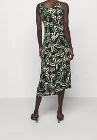 Černé midi šaty bez rukávů s barevným řetězcem v zelené, růžové a bílé barvě. Vyrobené z lehkého materiálu s hladkou texturou.