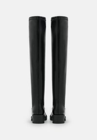 Svarta stövlar över knäna av slätt läder, med rund tå, chunky klack och synlig söm längs baksidan och sidorna.