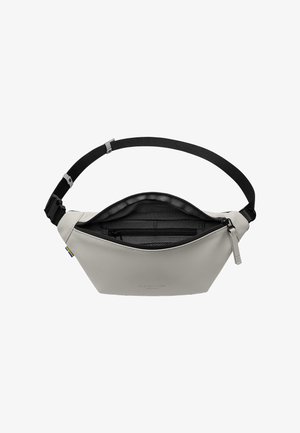 Grijze synthetische heuptas met een gladde oppervlakte, verstelbare zwarte riem, ritscompartiment en interne zak; minimalistisch ontwerp.